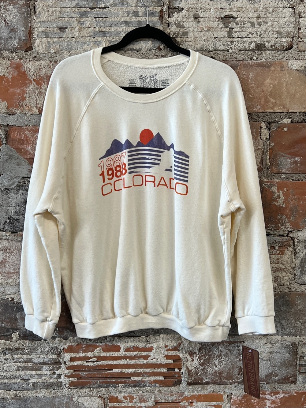 NWT Retro Brand Colorado Sweatshirt Sz XL
unisex Cozy raglan sleeve 100% cotton